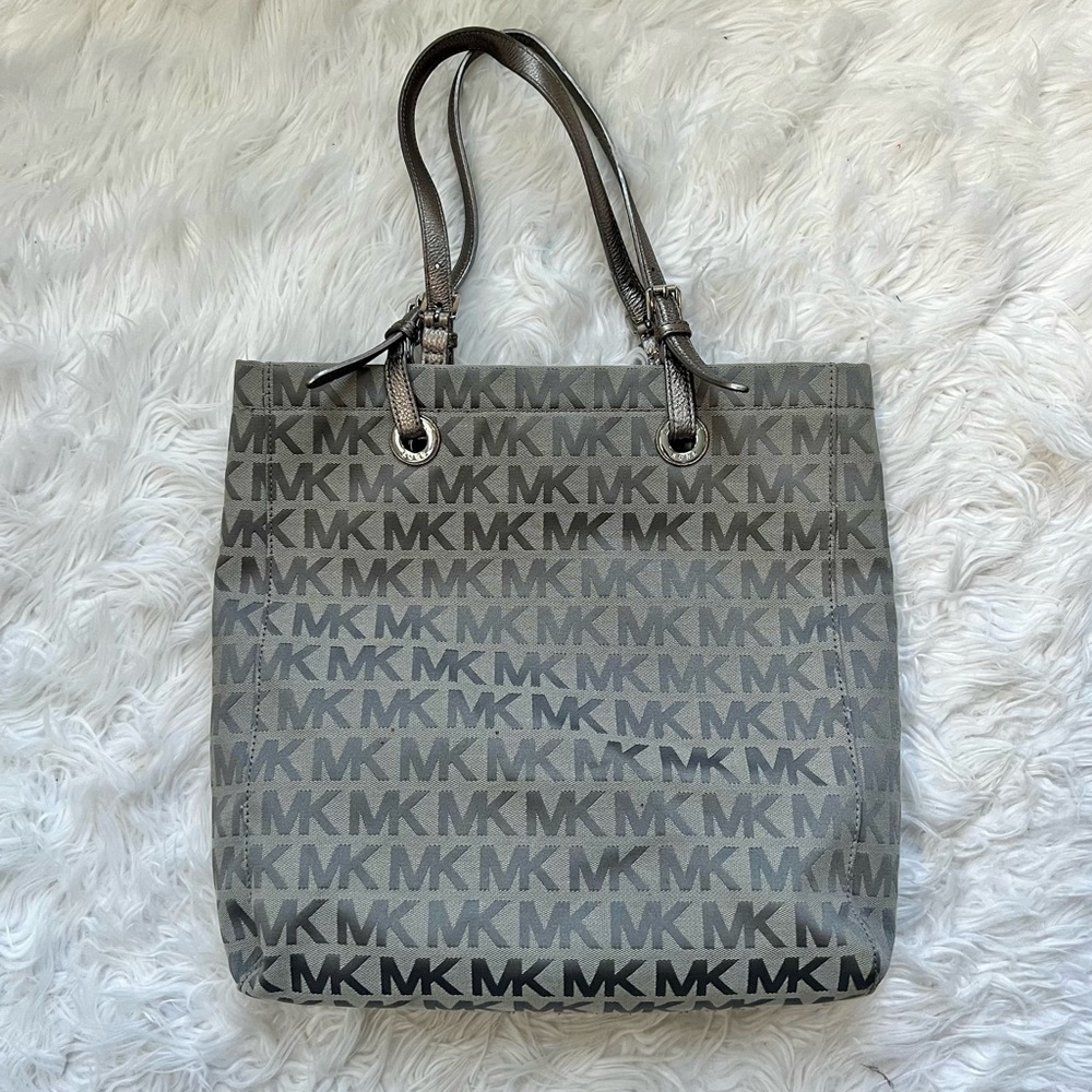 Stunning Silver Metallic Michael Kors Leather and Jacquard Logo Tote 🩶🩶